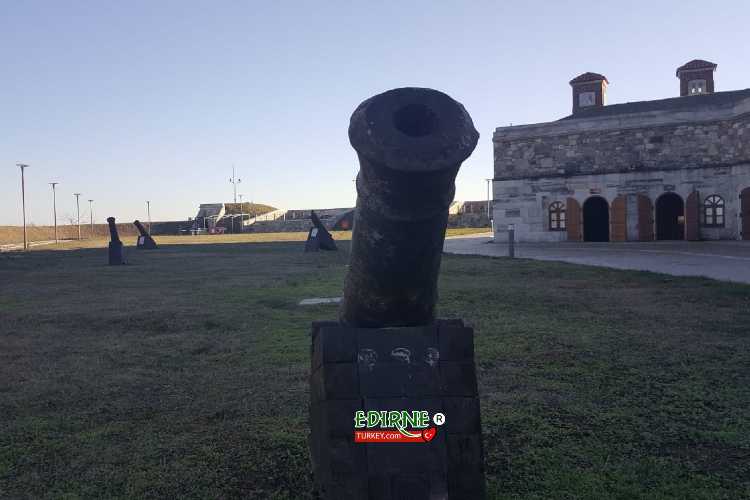 Ottoman cannon displayed inside Hıdırlık Tabyası (Hıdırlık Fort) in Edirne as part of the Balkan History Museum exhibition