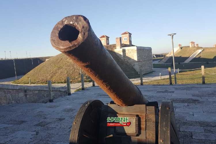 Ottoman cannon displayed inside Hıdırlık Tabyası (Hıdırlık Fort) in Edirne as part of the Balkan History Museum exhibition