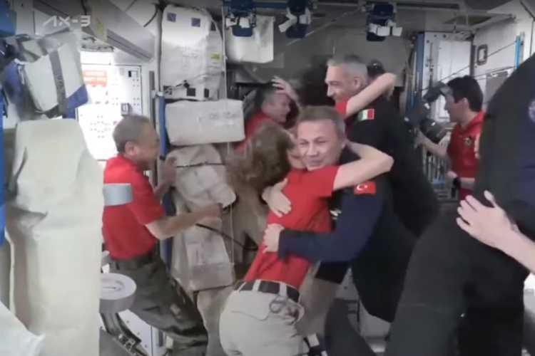 ALPER GEZERAVCI TURK IN SPACE ASTRONAUT