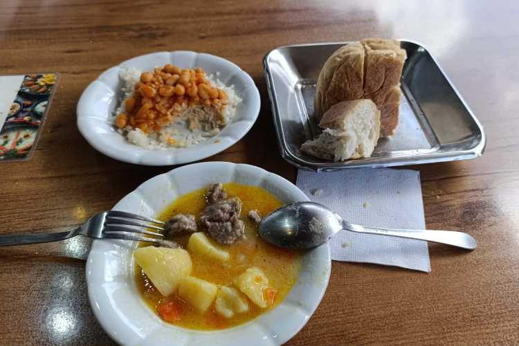 Suluköfte served on a plate alongside rice and kuru fasulye (beans) in separate dishes on a table at a traditional Turkish esnaf lokantası in Edirne