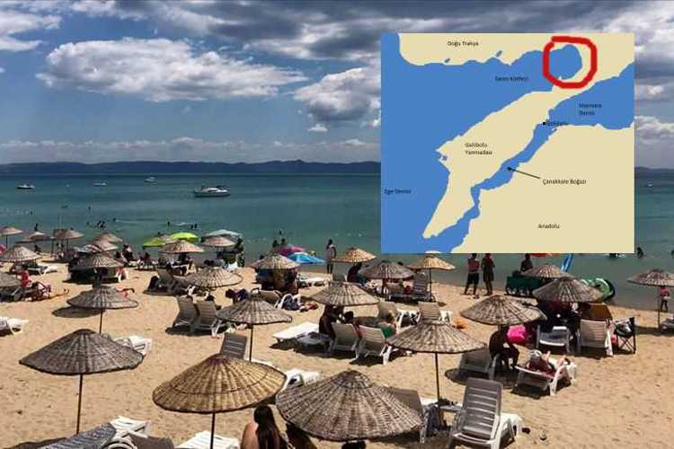 Beach in Saros Bay with umbrellas along the shoreline and a small inset map showing the location of the region on the peninsula, in Turkey