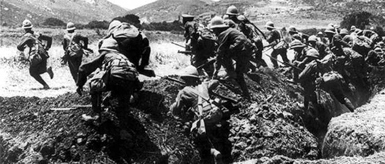 Allied soldiers charging across small hills with rifles in hand during the Battle of Çanakkale