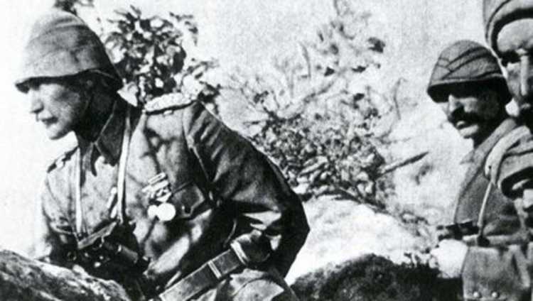 Mustafa Kemal observing the battlefield from a trench on a hill during the Battle of Çanakkale