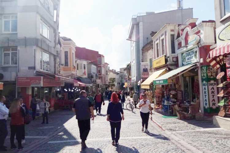 people walking along Saraçlar Street