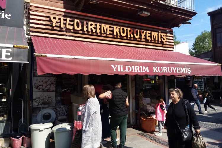 Exterior of Yıldırım Kuruyemişçi nut shop on Saraçlar Street, Edirne