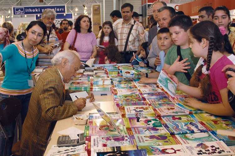 MUZAFFER İZGÜ YAZAR