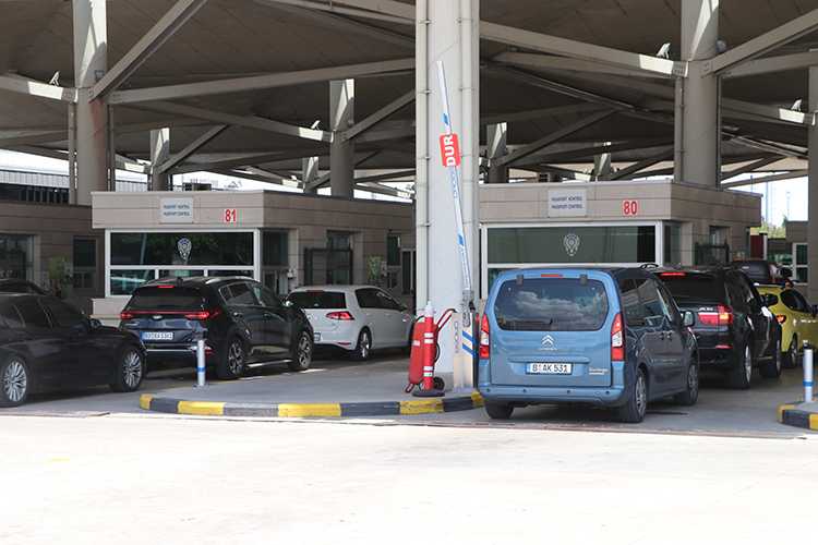 Vehicles waiting in queue at the Kapıkule Border Gate on the Turkey–Bulgaria border, showing cross-border traffic and customs inspection area.