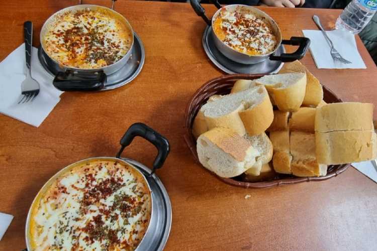 Menemen in aluminum dishes on a table at Tadım Menemen, a popular Kaleiçi eatery in Edirne.