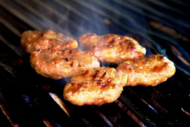 Grilled meatballs (köfte) sizzling over a charcoal fire at Çakay Köfte, one of Edirne’s most famous and traditional meatball shops.