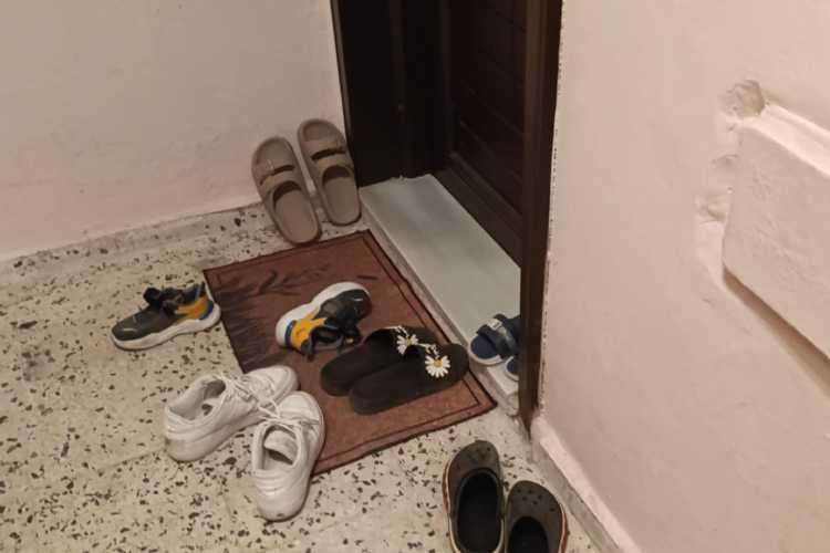 KAPI ÖNÜNE AYAKKABI BIRAKMA