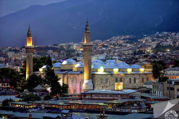 Bursa Ulu Camii illuminated at night, showcasing one of the most important early Ottoman mosques and a landmark of Bursa’s historical and spiritual heritage.