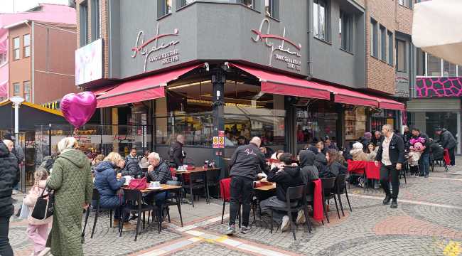 Visitors enjoying traditional Turkish dishes, including fried liver, at outdoor tables in Kaleiçi, Edirne