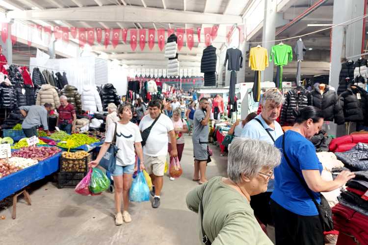 People shopping at Cumartesi Pazarı, one of Edirne’s busiest weekly markets