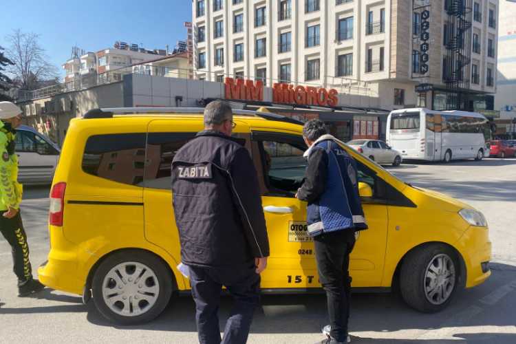 “Zabıta inspector checking a taxi in Turkey for compliance with fiscal device and payment regulations.”