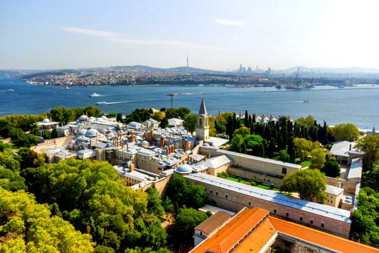 Birds-eye view of Topkapı Palace in Istanbul with Sarayburnu and the Bosphorus in the background