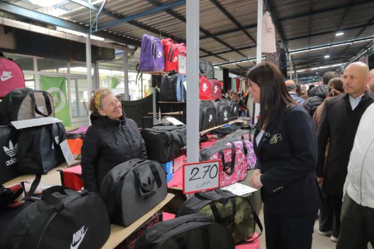 Edirne Mayor visiting Balkan Pazarı market and talking with a stall vendor selling bags
