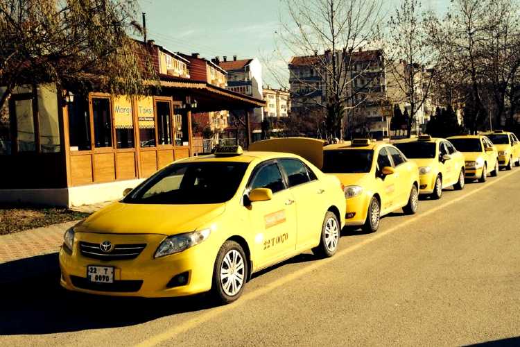 Taxi stand in Edirne with several taxis parked and waiting for passengers