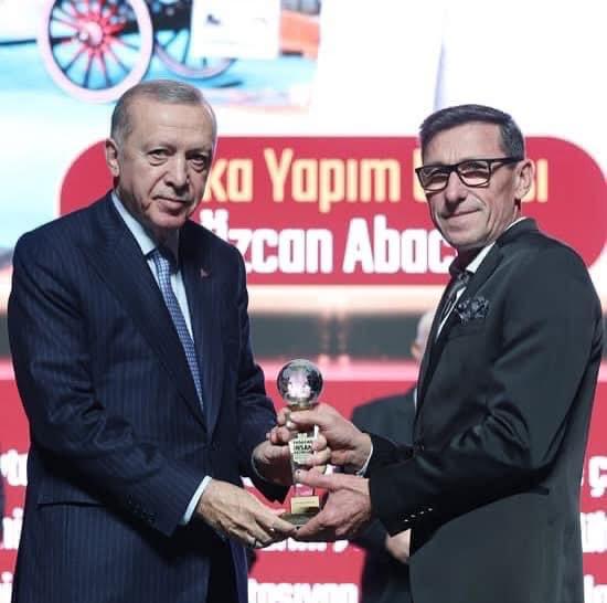 President Recep Tayyip Erdoğan presenting the “Living Human Treasure of Turkey” award to Özcan Abacı in an official ceremony in Turkey