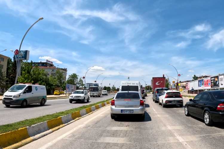 Cars flowing in two directions on a highway at the entrance to Edirne, showing traffic movement toward and away from the city.