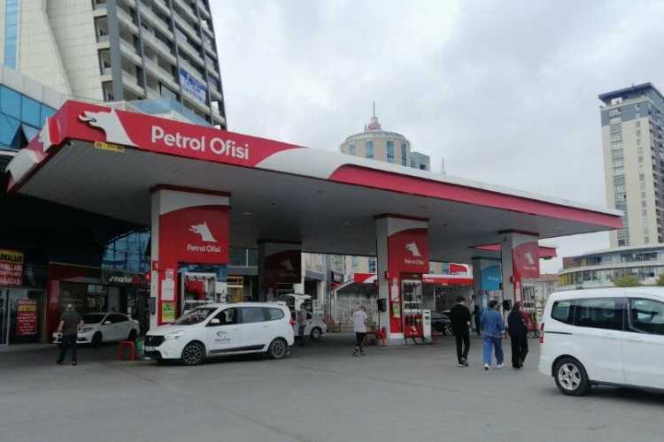 Petrol Ofisi fuel station with cars refuelling and parked in the forecourt.
