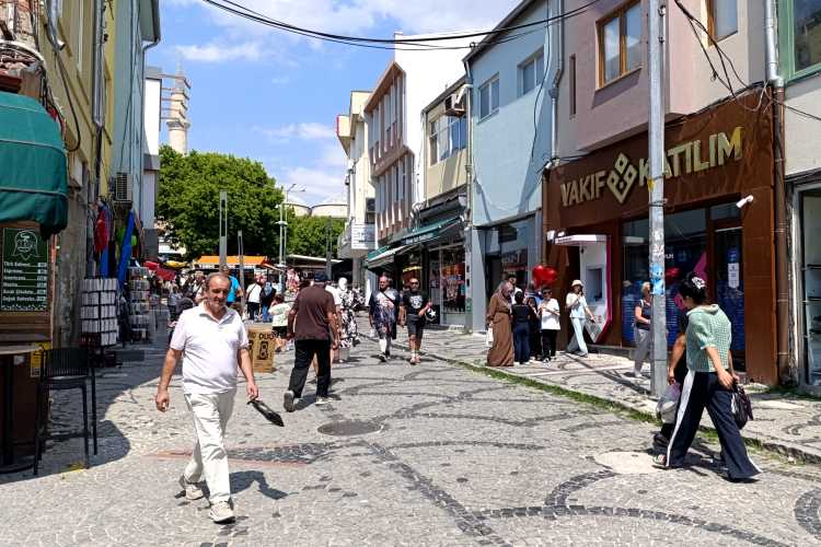 People walking along a busy street in Edirne