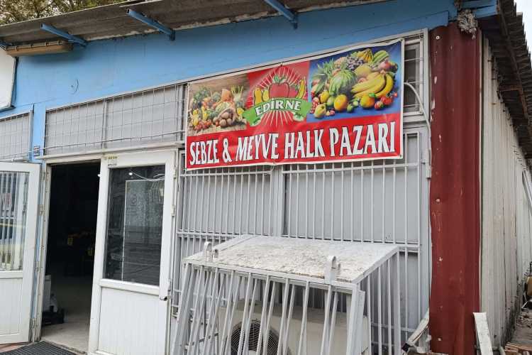 Entrance to Sera Sebze Meyve Halk Pazarı in Kaleiçi, Edirne, with the shop sign near the door.