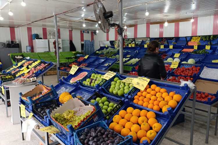 Wide variety of fresh vegetables and fruits displayed inside Sera Sebze Meyve Halk Pazarı in Kaleiçi, Edirne.